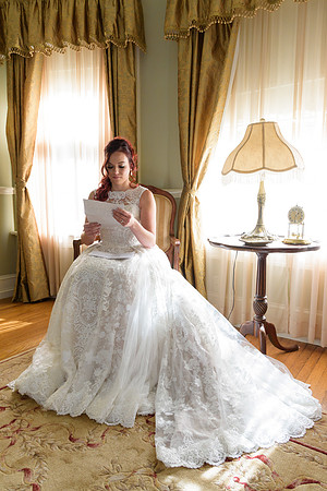 Bride opening letter for getting ready photos at