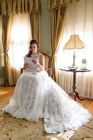 Bride opening letter for getting ready photos at